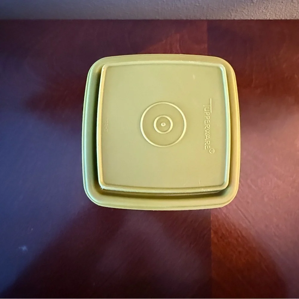 Tupperware vintage olive